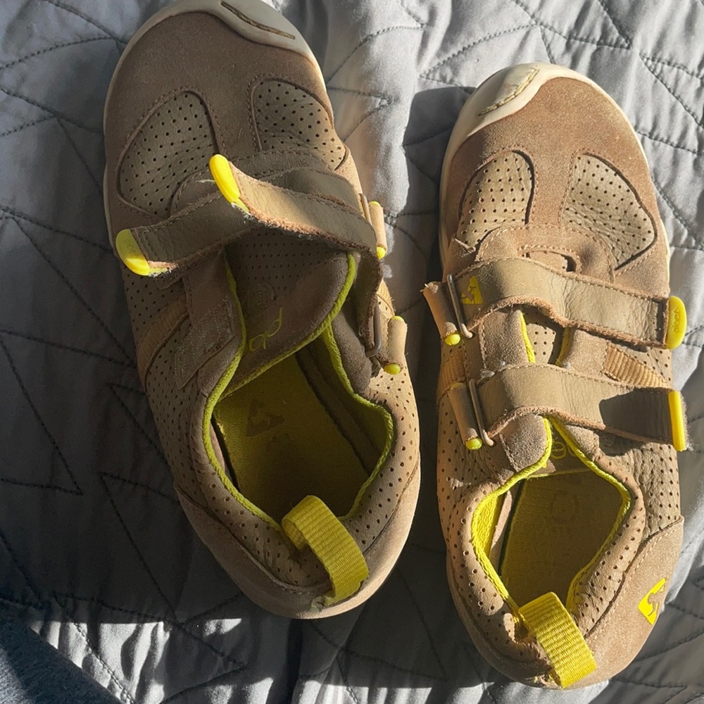 Plae size 2.5 Nat sneaker